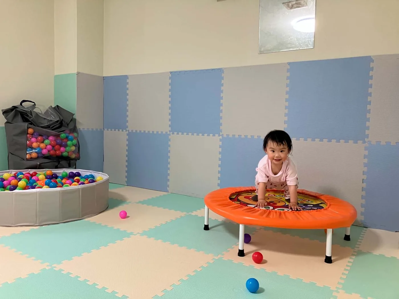 トランポリンで体を動かす子ども